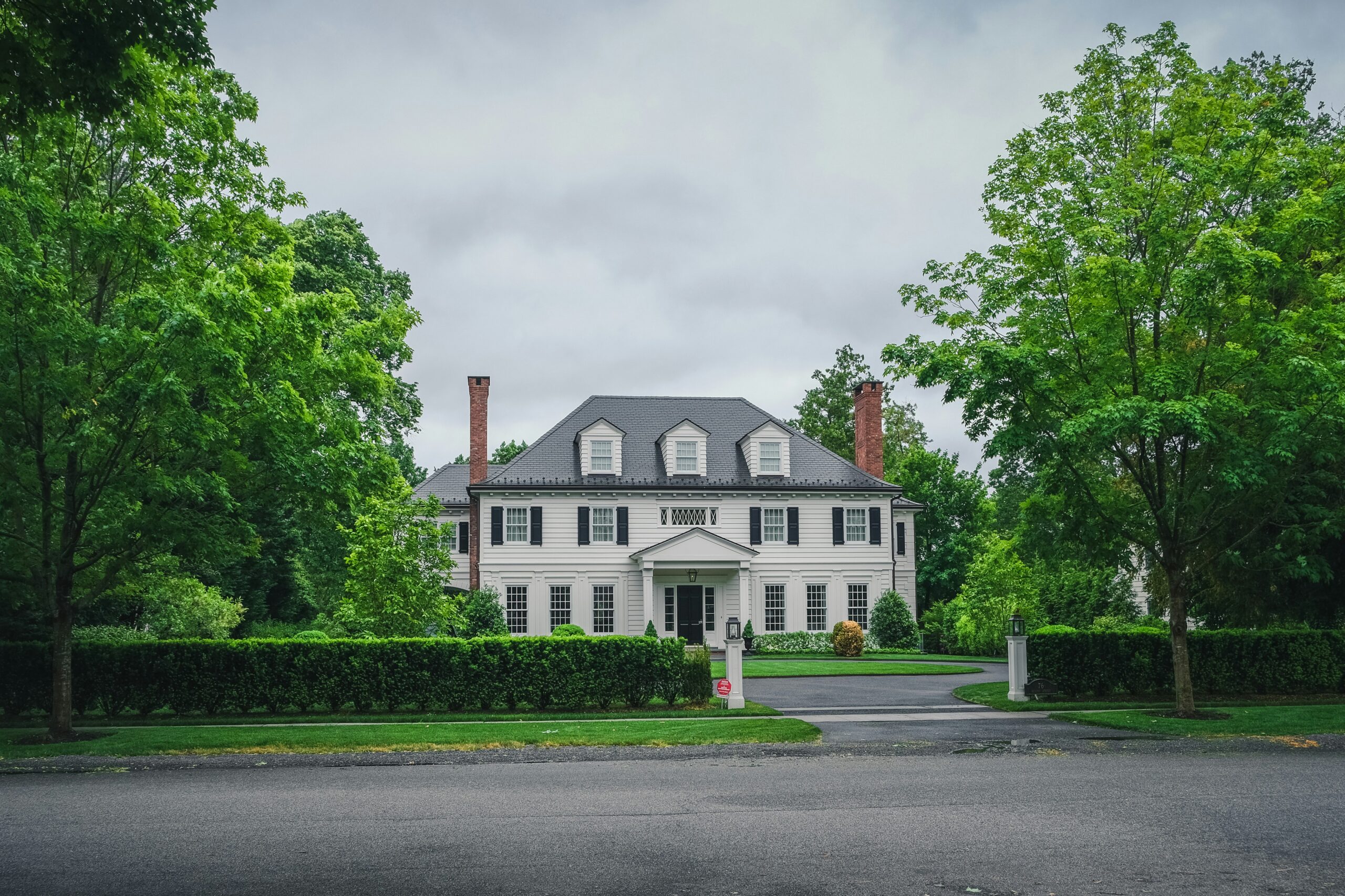 Tour Privativo Pelas Mansões dos Hamptons em Nova York 2 white and brown concrete house near green trees under white sky during daytime