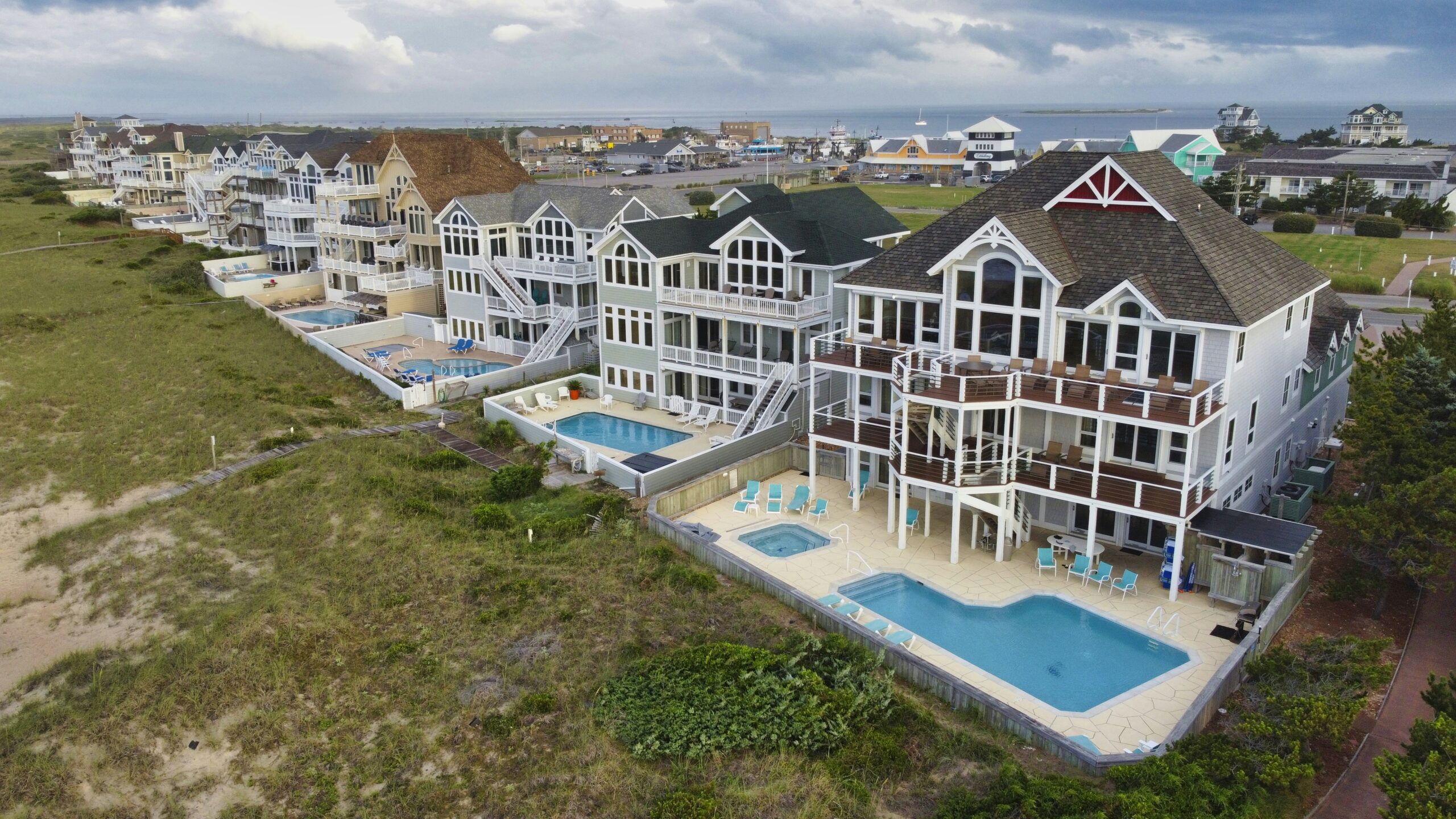 Melhores Praias dos Hamptons em Nova York 1 a high angle view of a building