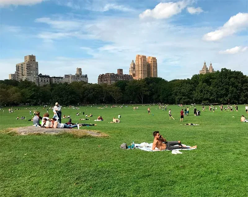 O que fazer no verão em Nova York 2026 1 O que realmente vale fazer no verão em Nova York: praias, parques e eventos ao ar livre — summer new york street