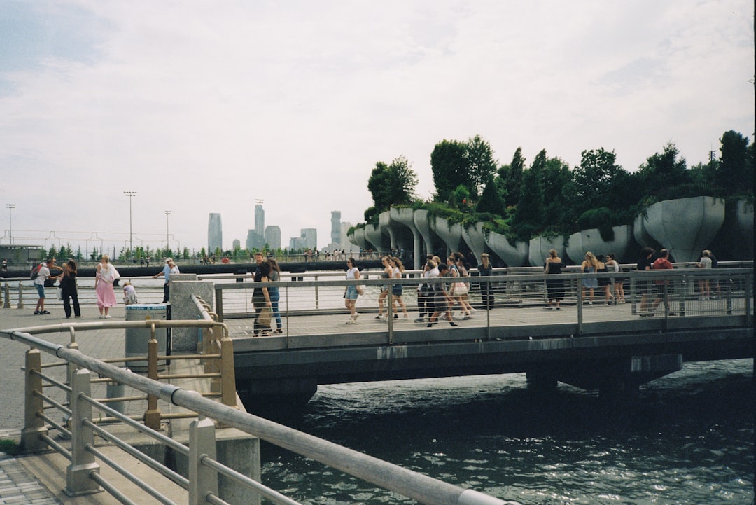 Little Island Nova York: o que é, como chegar e por que visitar no verão 3 Entrada gratuita e o que esperar da visita: inclusão, acesso e combinações no mesmo roteiro — little island park