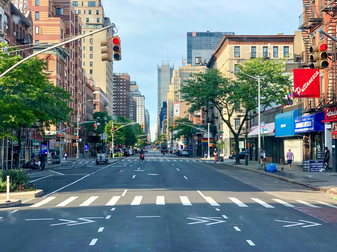 O que fazer no verão em Nova York 2026 3 Quando e por que Smorgasburg e Coney Island fazem sentido na viagem: o que muda na estação — summer new york street