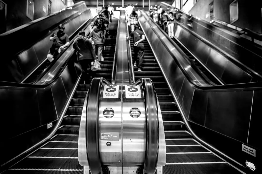 Musicais da Broadway em Nova York: como chegar e comprar 5 People riding escalators in a subway station.