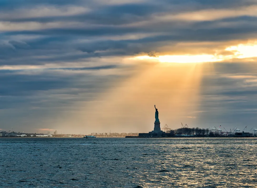 Como visitar a Estátua da Liberdade de barco em NY 5 silhouette of statue of liberty during sunset