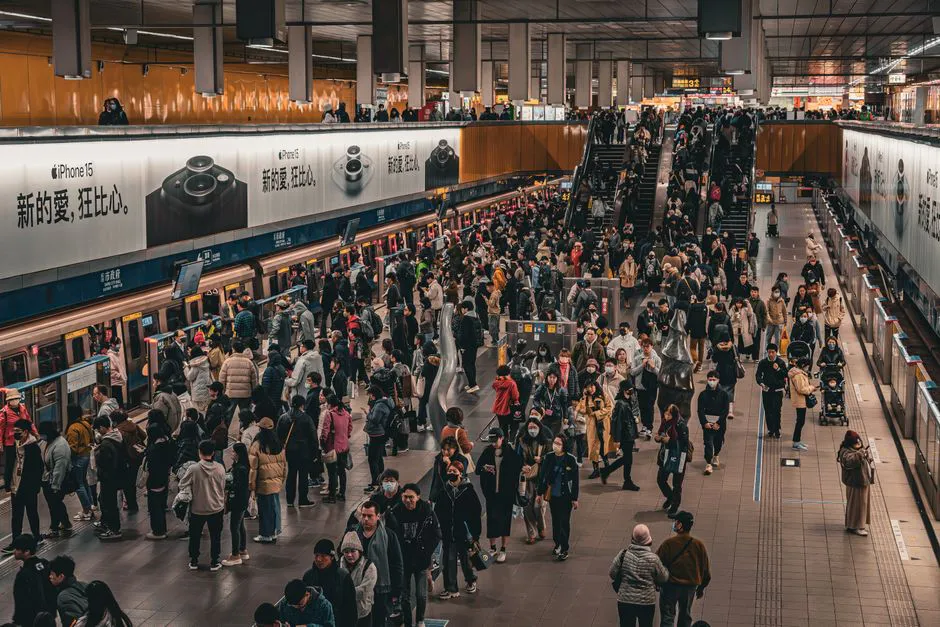 Roteiros em Nova York: o que o ChatGPT não mostra 2 Overhead view of a bustling crowd at a metro station platform in Taipei, Taiwan.