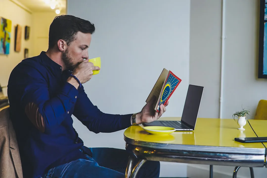 Melhor transfer em Nova York com motorista brasileiro 2 person reading book while drinking beverage